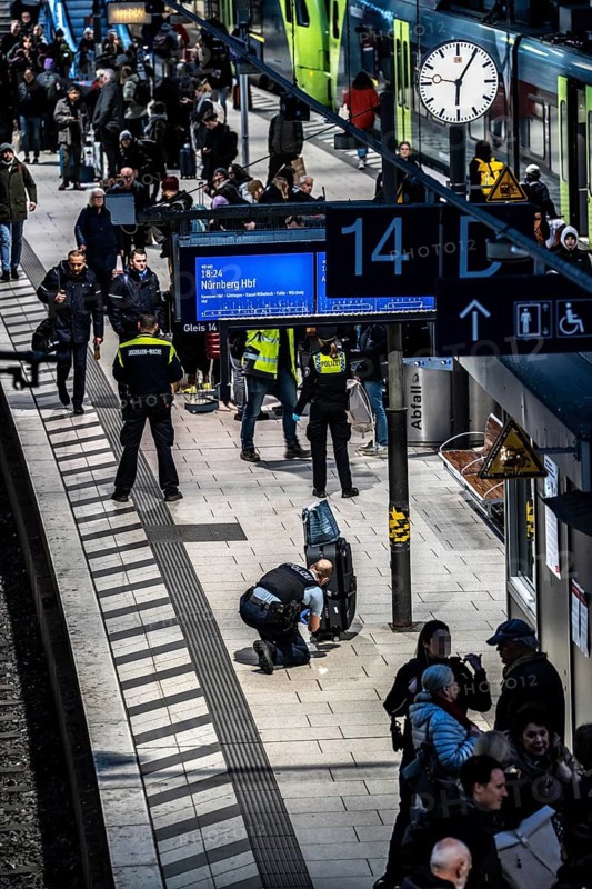 Police action at Hamburg central station, in the evening rush hour, an abandoned suitcase was discovered on a platform, police officers cordon off the platform, Wandelhalle, Germany, Europe