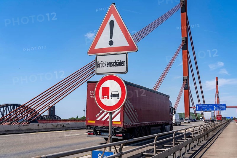 The motorway bridge between Duisburg-Baerl and Duisburg-Beeckerwerth, A42, over the Rhine, notice of bridge damage, overtaking ban for trucks, North Rhine-Westphalia, Germany, Europe