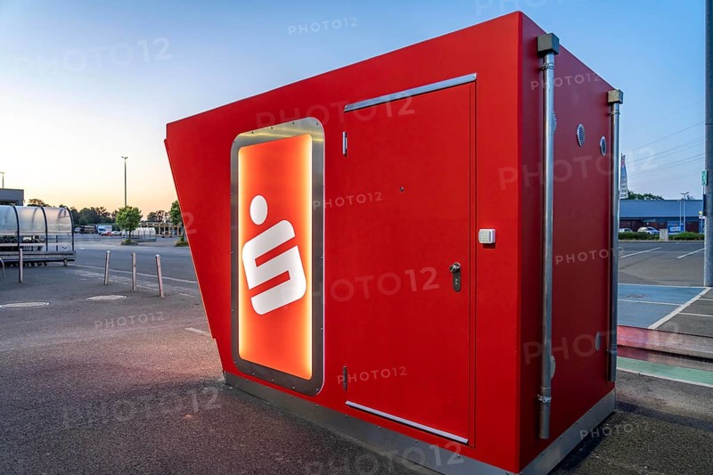 New ATM on the site of a shopping centre in Mülheim-Dümpten, free-standing, should be blast-proof, i.e. withstand blasting attempts by criminals, weighs 22 tonnes and is made of reinforced concrete, in March 2020 an ATM was blown up here, with a lot of accompanying damage, three blast-proof ATMs of the Sparkasse are to be built in MH, North Rhine-Westphalia, Germany, Europe