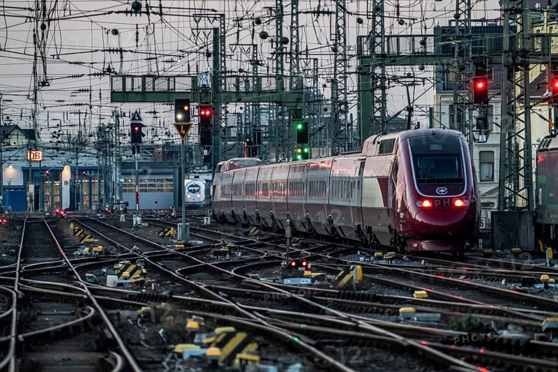 Eurostar train on its way to Brussels, Cologne Central Station, tracks on the west side, overhead lines, signals, points, rail lines, Cologne, North Rhine-Westphalia, Germany, Europe