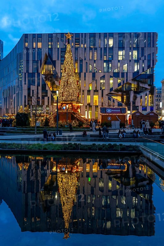 Christmas market, at the Kö-Bogen shopping centre, in the city centre of Düsseldorf, at the back left the Dreischeibenhaus, North Rhine-Westphalia, Germany, Europe