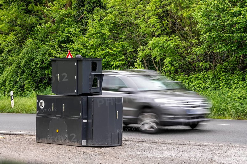 Semi-stationary speed camera on the B227, Hattinger Straße, used by the city of Gelsenkirchen, model TraffiStar S350 from Jenoptik, the device is temporary, self-sufficient for up to a week, at various measuring points, can measure and flash in 2 directions, laser measurement technology, data is sent to the city via mobile radio, is installed on a protected trailer, popularly known as an armoured speed camera, here a 50 km/h zone, North Rhine-Westphalia, Germany, Europe