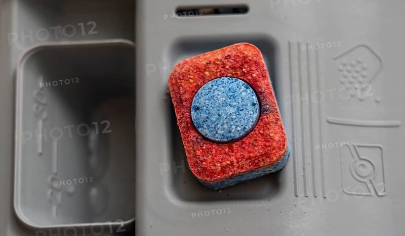 Dishwasher, cleaning taps, dishwasher tabs, washing-up liquid