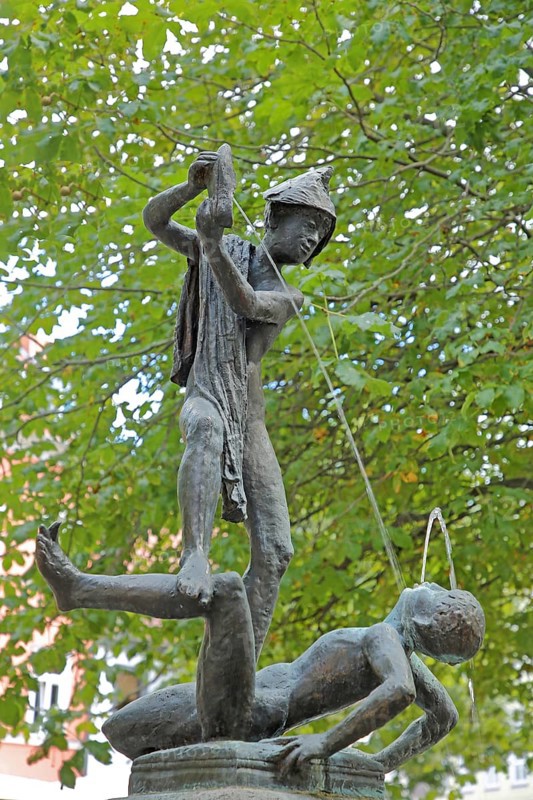 Sculpture Scuffling boys by Heinrich Apel 1975, two, children, boys, water games, water jets, shoe, lying, standing, detail, bronze, Wenigemarkt, Erfurt, Thuringia, Germany, Europe