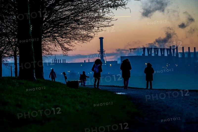 Rhine at Duisburg-Bruckhausen, steelworks Thyssenkrupp Steel, walkers on the Rhine dyke, winter, Duisburg, North Rhine-Westphalia, Germany, Europe