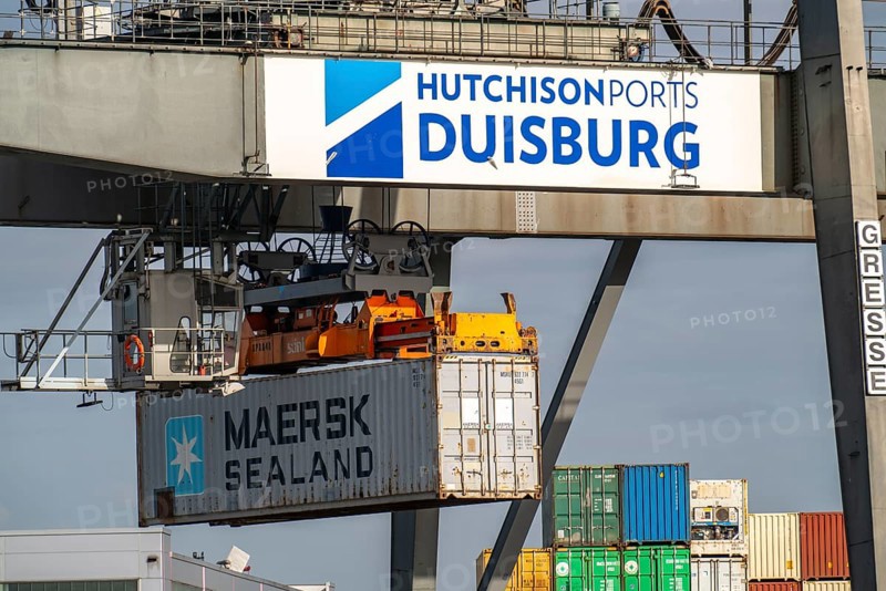 Port of Duisburg Ruhrort, Container freighter being loaded and unloaded at DeCeTe, Duisburg Container Terminal, Duisport, Duisburger Hafen AG, Duisburg, North Rhine-Westphalia, Germany, Europe