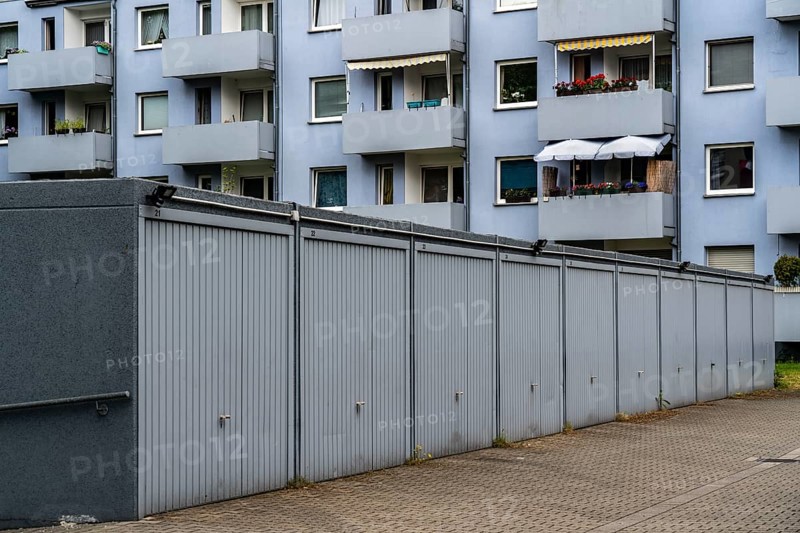 Residential buildings, housing estate in Duisburg-Neuenkamp, older residential complex with garages, North Rhine-Westphalia, Germany, Europe