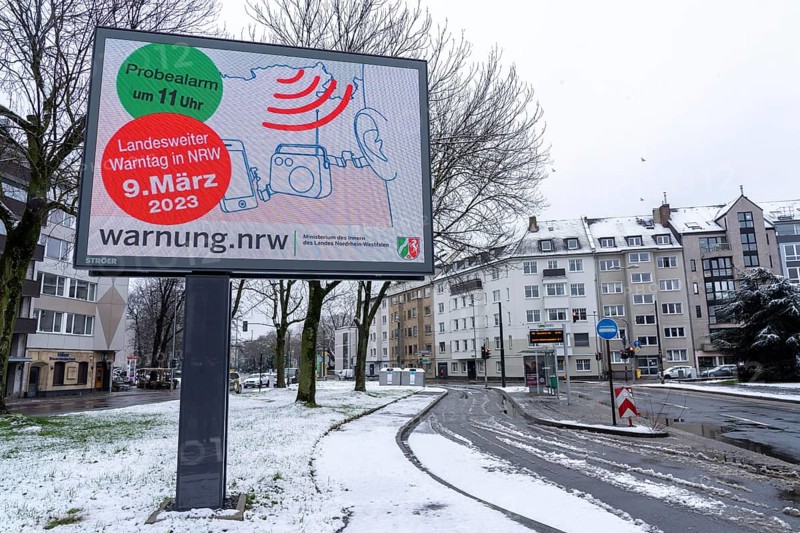 Warning day in North Rhine-Westphalia, the state-wide trial alert takes place on 09.03.23, in addition to sirens, loudspeaker announcements, warning apps, messages on radio, television, internet and social media, the state triggers the warning means Cell Broadcast and over 1100 digital display boards, mostly in cities, for the first time centrally, here Düsseldorf, advertising for the warning day
