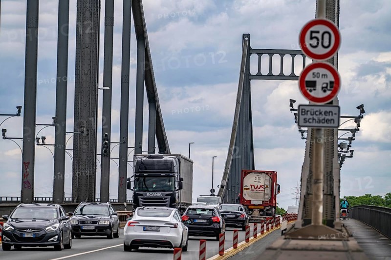The Krefeld-Uerdingen bridge over the Rhine, between Krefeld and Duisburg, rein belt bridge from 1936, 858 metres long, federal road B228, shows severe bridge damage, restricted traffic on the bridge, to be replaced, North Rhine-Westphalia, Germany, Europe