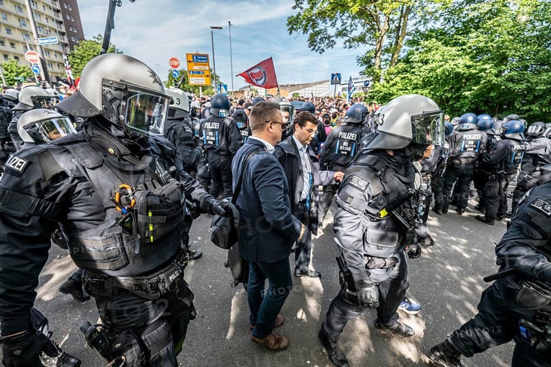Riots in the run-up to the AFD party conference in Essen, demonstrators try to prevent AFD delegates from entering the Grugahalle, they are led through the demonstrators by a massive police contingent, there were many scuffles, Essen, North Rhine-Westphalia, Germany, Europe