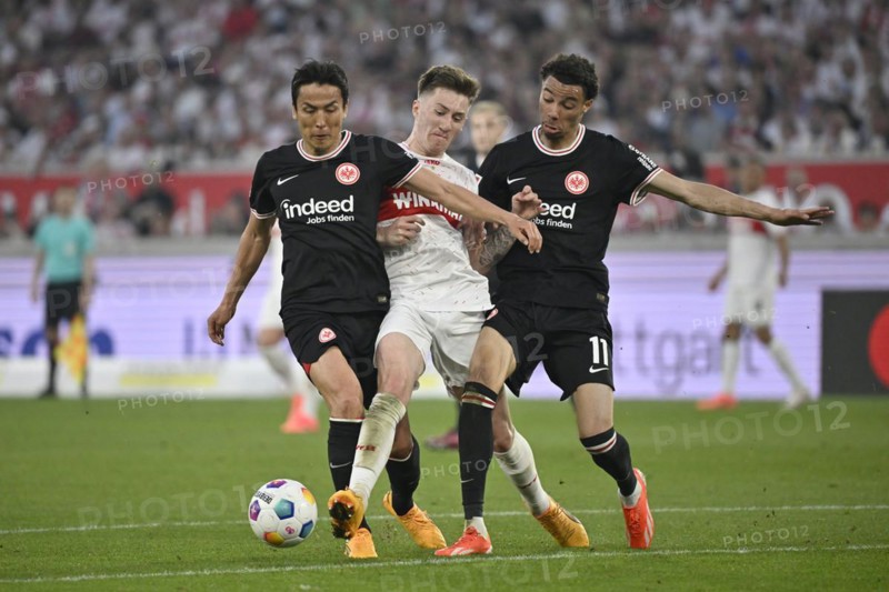 Duel, action Angelo Stiller VfB Stuttgart (06) (centre) against Makoto Hasebe Eintracht Frankfurt SGE (20) (left) and Hugo Ekitike Eintracht Frankfurt SGE (11) (right) MHPArena, MHP Arena Stuttgart, Baden-Württemberg, Germany, Europe