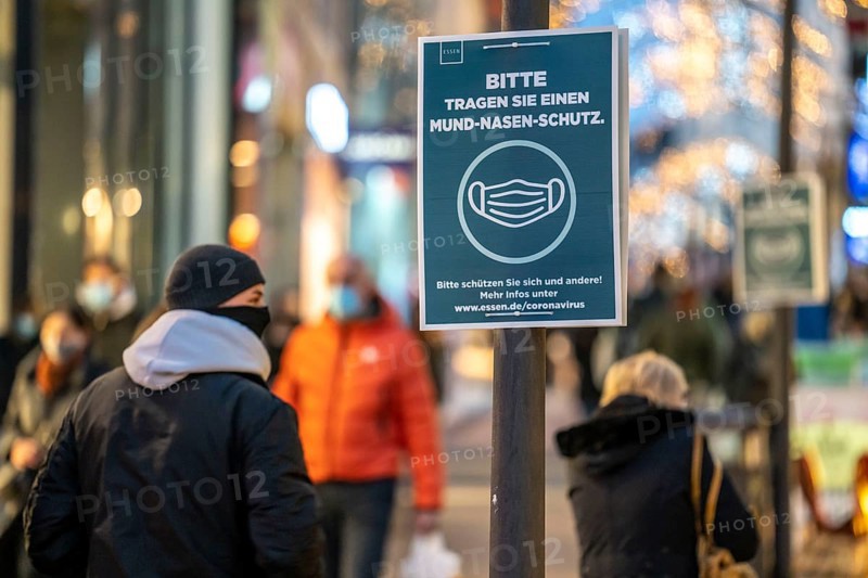 City centre of Essen, Limbecker Straße, pedestrian zone, sign indicating the request to wear a face mask, voluntarily, Essen, North Rhine-Westphalia, Germany, Europe