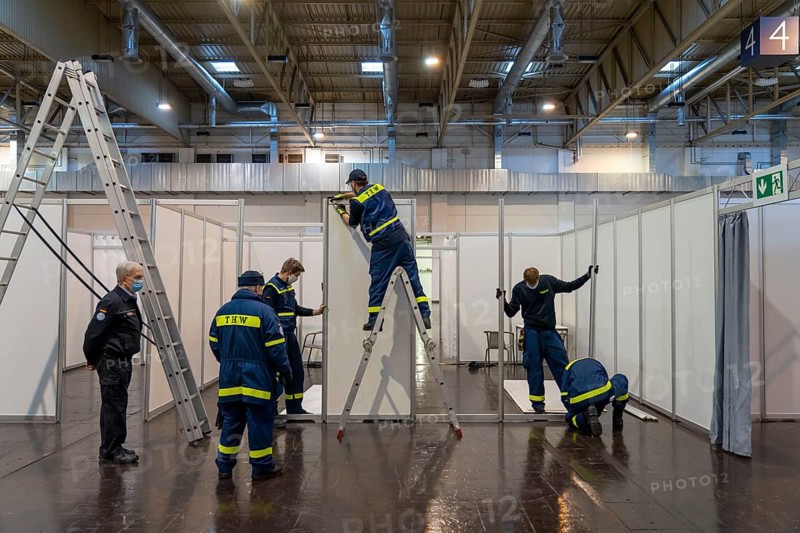 Construction of a vaccination centre for corona vaccinations, in a hall at Messe Essen, by the city, the fire brigade and various aid organisations, construction of 12 vaccination lines for a daily vaccination of up to 2, 400 people, operated by the North Rhine-Westphalia Association of Statutory Health Insurance Physicians, construction of the cabins for the vaccination lines