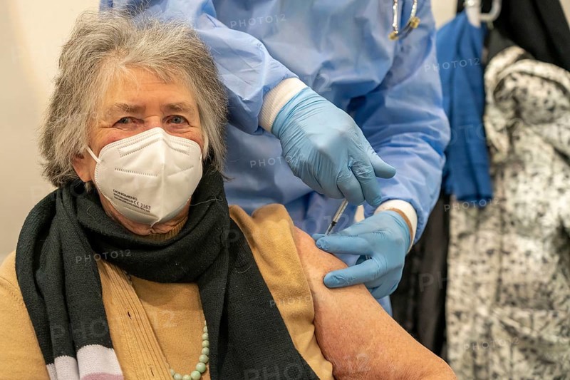 Start in the vaccination centre for corona vaccinations, in a hall of Messe Essen, for people over 80 years of age who do not live in nursing homes, vaccination in the vaccination booth, injection of the Pfizer-Biontech vaccine, vaccination routes for a daily vaccination of up to 2400 people, operated by the Association of Statutory Health Insurance Physicians, Essen, North Rhine-Westphalia, Germany, Europe