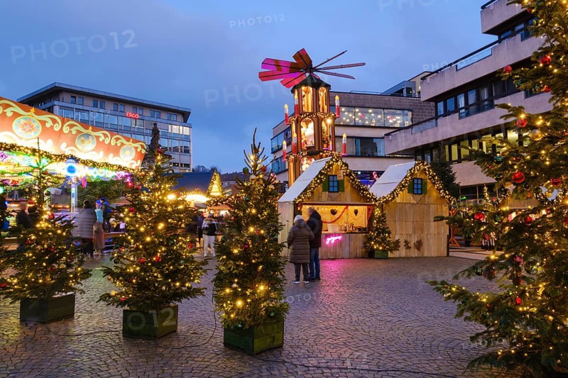 Stalls, Christmas trees and Christmas pyramid at the Christmas market at Neumarkt, Blue Hour, Elberfeld, Wuppertal, North Rhine-Westphalia, Germany, Europe