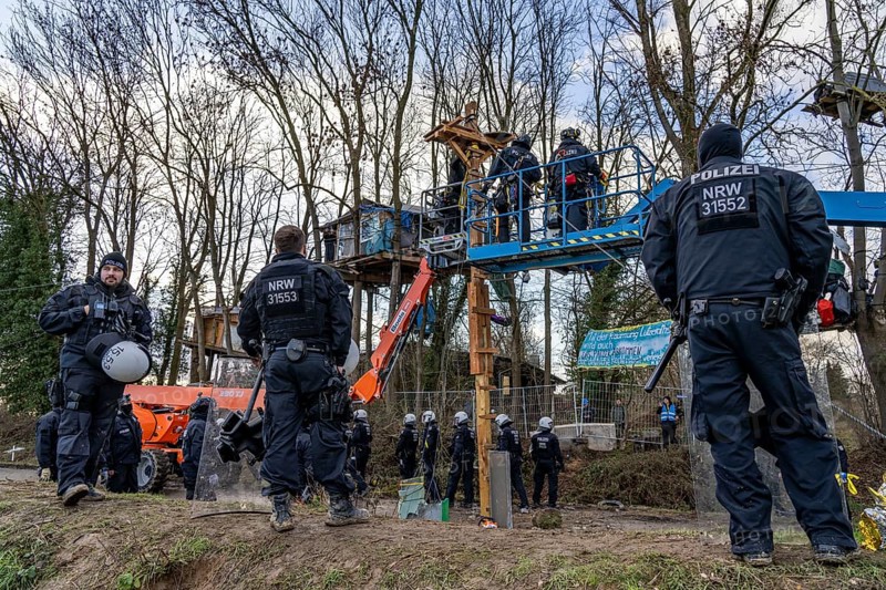 Beginning of the eviction of the Lützerath hamlet, camp of climate activists and squatters, at the Garzweiler 2 opencast lignite mine, by the police, Erkelenz, North Rhine-Westphalia, Germany, Europe