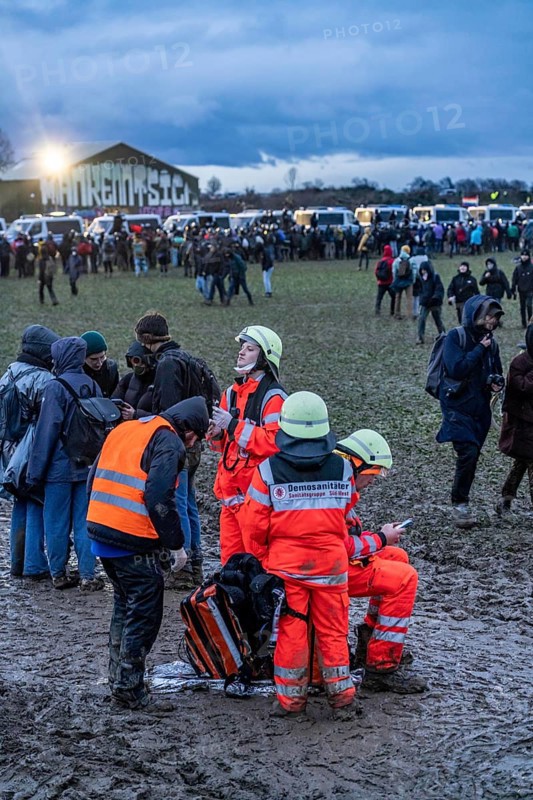Violent clashes between thousands of demonstrators and the police, after a demonstration against the demolition of the brown coal village of Lützerath, the demonstration participants try to get to the rest of the village, Lützerah, and storm it, the police prevent this with a large contingent of forces, Erkelenz, North Rhine-Westphalia, Germany, Europe