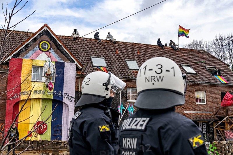 Beginning of the eviction of the Lützerath hamlet, camp of climate activists and squatters, at the Garzweiler 2 opencast lignite mine, by the police, Erkelenz, North Rhine-Westphalia, Germany, Europe