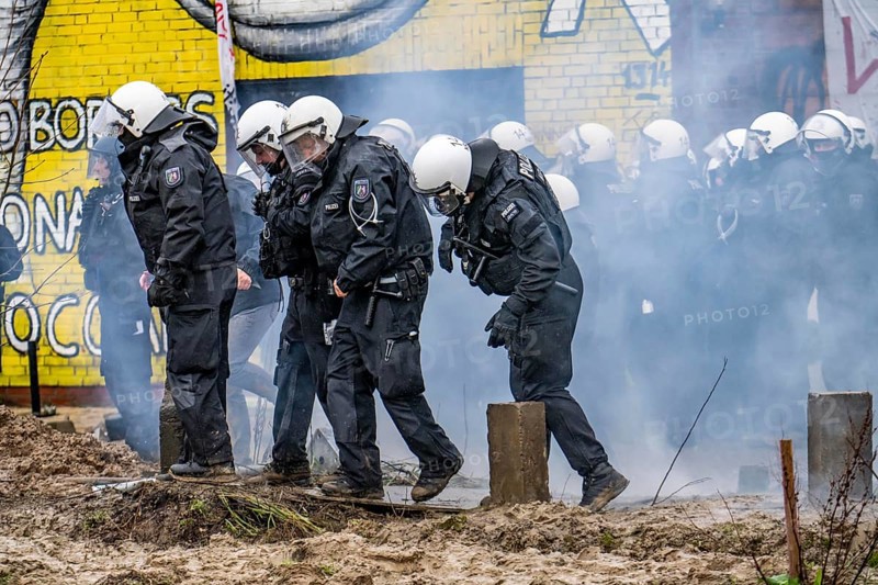 2nd day of the eviction of the Lützerath hamlet, occupied buildings of the former farm, by climate activists at the Garzweiler 2 opencast lignite mine, by the police, Erkelenz, North Rhine-Westphalia, Germany, Europe