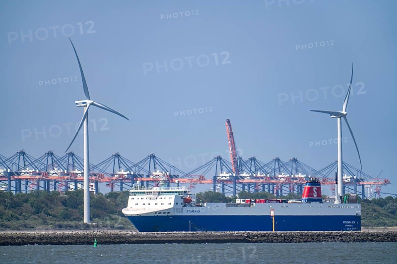 Roro ferry Jutlandia Sea, view from the Hoek van Holland to the harbour entrance to the Maasvlakt, Rotterdam and the Nieuwe Waterweg, Maas, Netherlands