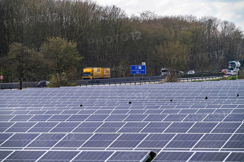 Solar park near Neukirchen-Vluyn, along the A40 motorway, over 10, 000 solar modules spread over 4.2 hectares, generating 6 million kilowatt hours per year, North Rhine-Westphalia, Germany, Europe