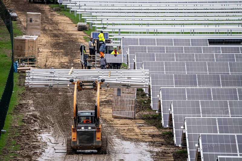 Construction of a solar park in Neukirchen-Vluyn, over 10, 000 solar modules will be installed on 4.2 hectares, which will then generate 6 million kilowatt hours per year, North Rhine-Westphalia, Germany, Europe
