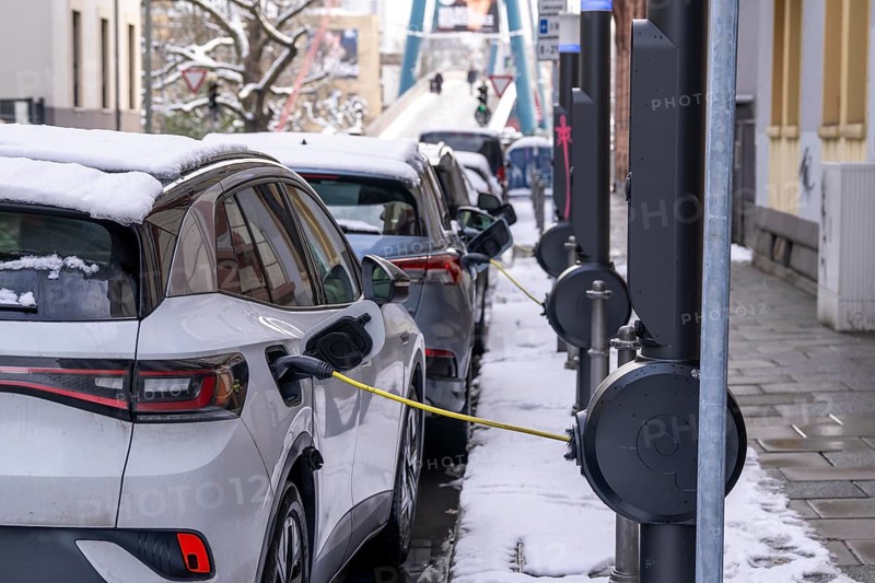 Winter in the city, electric cars charging at charging stations in the city centre of Frankfurt, Hesse, Germany, Europe