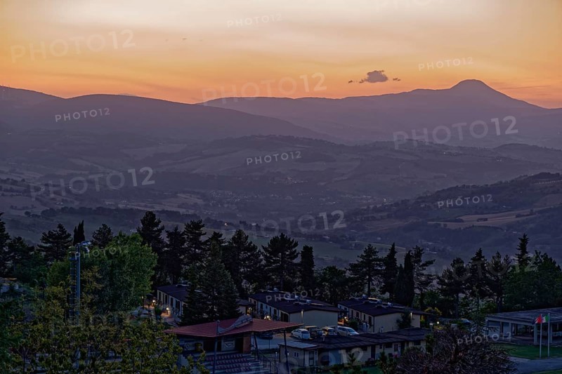 Dusk over the mountains of the Marche Apennines near San Ginesio. San Ginesio, Macerata, Marche, Italy, Southern Europe, Europe