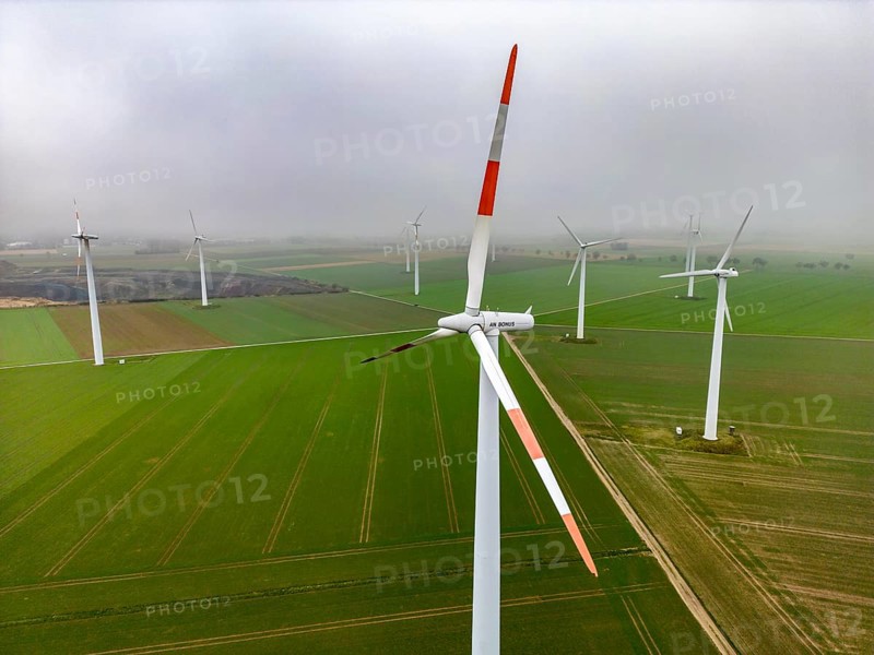 Wind farm, wind turbines near Erkelenz, Rhenish lignite mining area, in the fog, calm, no wind, North Rhine-Westphalia, Germany, Europe