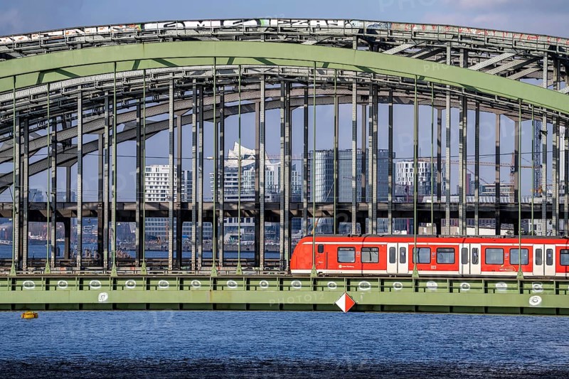 Railway Elbbrücken, at Elbbrücken station, spanning the Norderelbe, S-Bahn, in the background the skyline of Hamburg, Germany, Europe