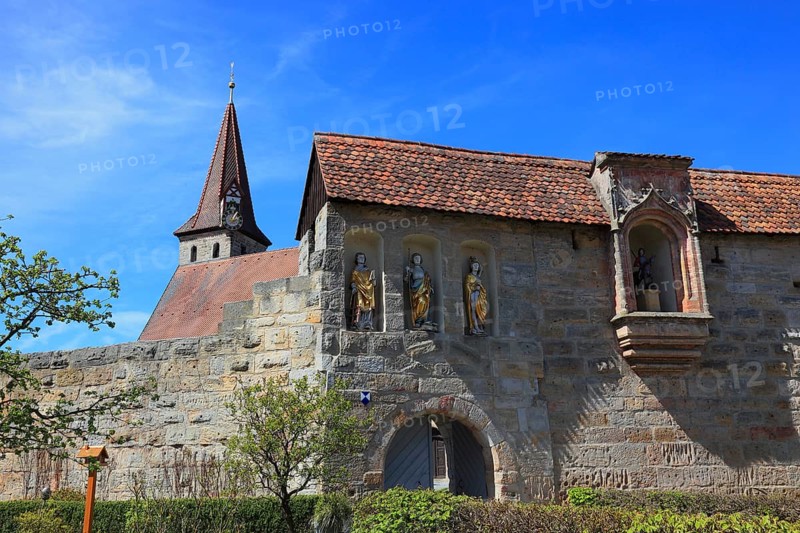 Entrance gate with Gothic wooden sculptures, St Sebastian, St George and St Laurentinus, fortified church from the Middle Ages, fortified church, Effeltrich in Franconian Switzerland, district of Forchheim, Upper Franconia, Bavaria, Germany, Europe