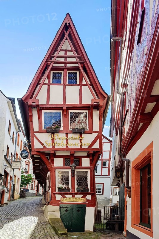 Spitzhäuschen, gabled half-timbered house on the medieval market square, Bernkastel-Kues, Middle Moselle, Rhineland-Palatinate, Germany, Europe