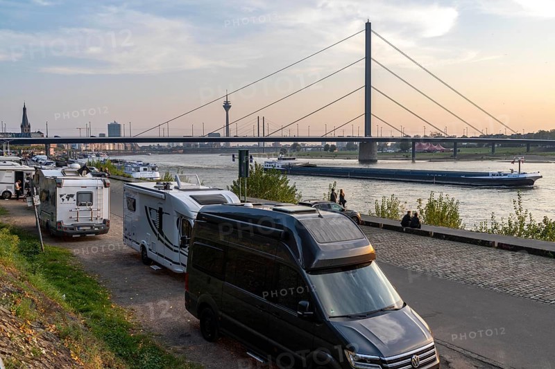 Motorhome parking space on the banks of the Rhine, Düsseldorf am Rhein, motorhome parking space on the banks of the Rhine, Rheinterrasse, Oberkassler Brücke, Düsseldorf, North Rhine-Westphalia, Germany, Europe