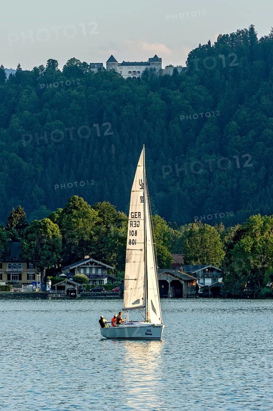 Sailing boat on Lake Tegernsee, warm evening light, above Ringberg Castle, heritage-protected monument, Tegernsee Mountains, Mangfall mountains, Bavarian Prealps, Alps, Upper Bavaria, Bavaria, Germany, Europe