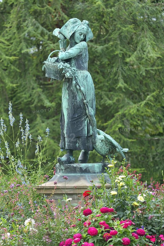 Sculpture Gänseliesel by Albert Schultz 1900, female figure with basket, goose figure and flower bed, eating, feeding, Parc de l'orangery, orangery Park, Strasbourg, Bas-Rhin, Alsace, France, Europe