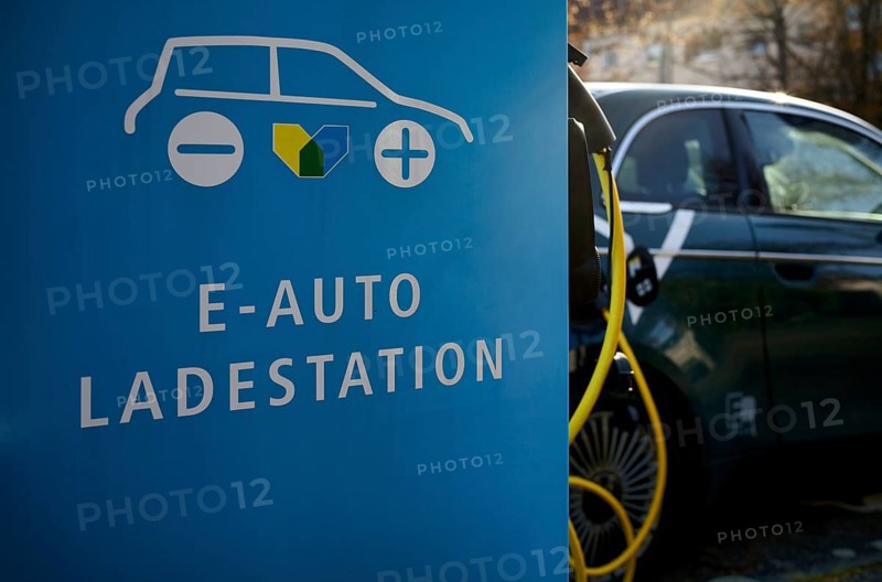Charging station, charging column, Stadtwerke Stuttgart for electric cars, charging station, e-fuelling station, e-mobility, charging cable leads into e-car, Fiat 500 from ShareNow joins Free2move Car Rental, car sharing, logo, Stuttgart, Baden-Württemberg, Germany, Europe