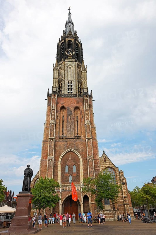 Historic city centre of Delft, New Church, Nieuwe Kerk on the market square with Hugo Grotius monument, Delft, Zuid-Holland, Netherlands