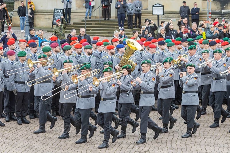 Public roll call of the Army Officers' School on Theatre Square: Bundeswehr honours and bids farewell to young soldiers, Dresden, Saxony, Germany, Europe