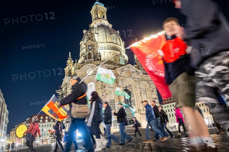 To mark 13 February and the destruction of Dresden in the Second World War, the small right-wing extremist party Freie Sachsen organised a demonstration and marched through the centre of Dresden in front of the Church of Our Lady with revanchist and fantasy flags and loudspeakers. They distorted historical facts, voiced conspiracy theories and shouted slogans that jeopardised the rule of law, Dresden, Saxony, Germany, Europe