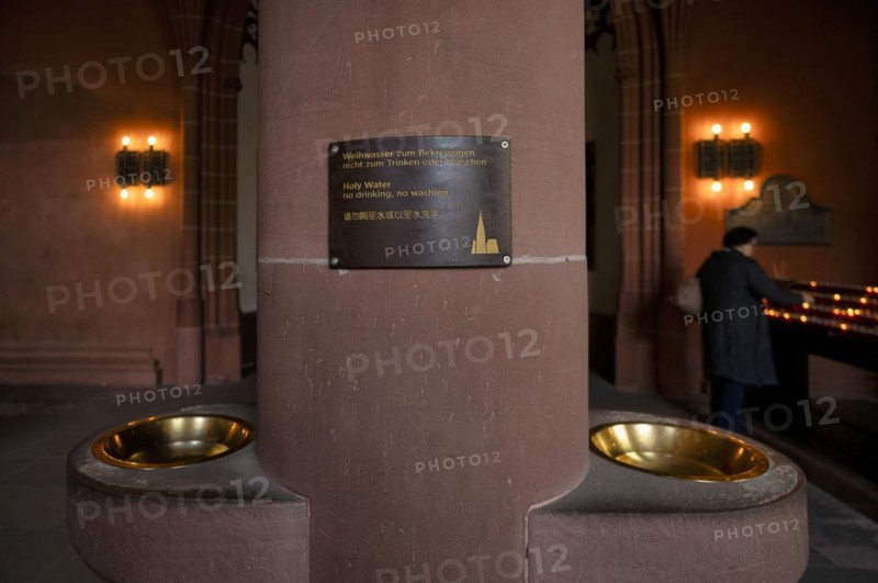 Sign in German, English and Chinese, WEIHWASSER ZUM BEKREUZIGEN ZUM TRINKEN ODER WASCHEN, interior view, St Bartholomew's Cathedral, Frankfurt am Main, Hesse, Germany, Europe