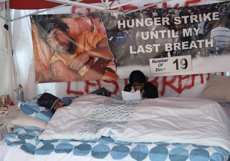 Parameswaran Subramaniyam on hunger strike. Tamil demonstration in Parliament Square, London 25th April 2009. Protestors are demanding an end to hostilities by government forces in Sri Lanka