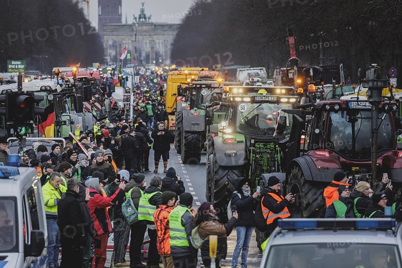 Road blockades, taken as part of the farmers' protests in Berlin, 15 January 2024. 10, 000 participants are expected on Monday as part of the farmers' protest week. Among other things, they are protesting against the austerity plans of the traffic light government