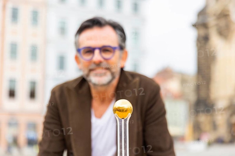 The internationally renowned artist Niclas Castello, who will be honoured with the European Art Prize in 2023, is presenting his latest work in Dresden on the Neumarkt square by the Church of Our Lady. It is a spectacular Golden Sphere that will attract a great deal of attention both visually and in terms of content, Dresden, Saxony, Germany, Europe
