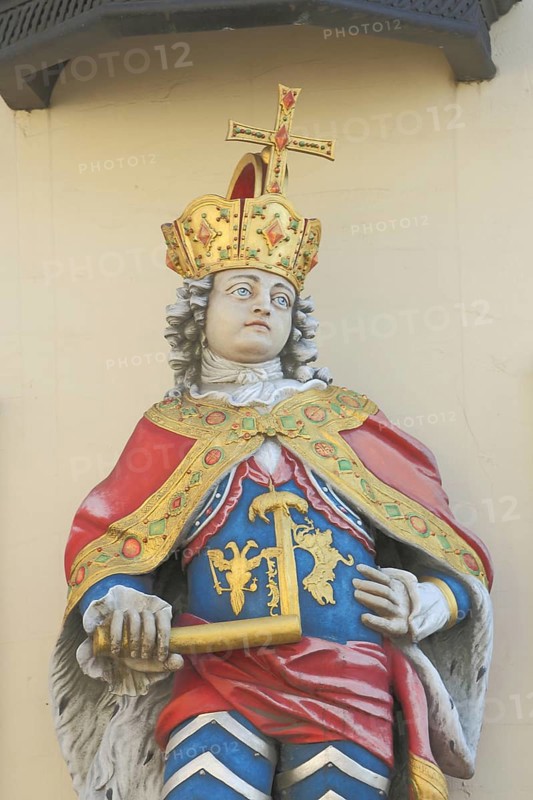 Sculpture of a king in historical dress with crown and cross, detail, Haus Zum Römischen Kaiser, Kornmarkt, Wetzlar, Hesse, Germany, Europe