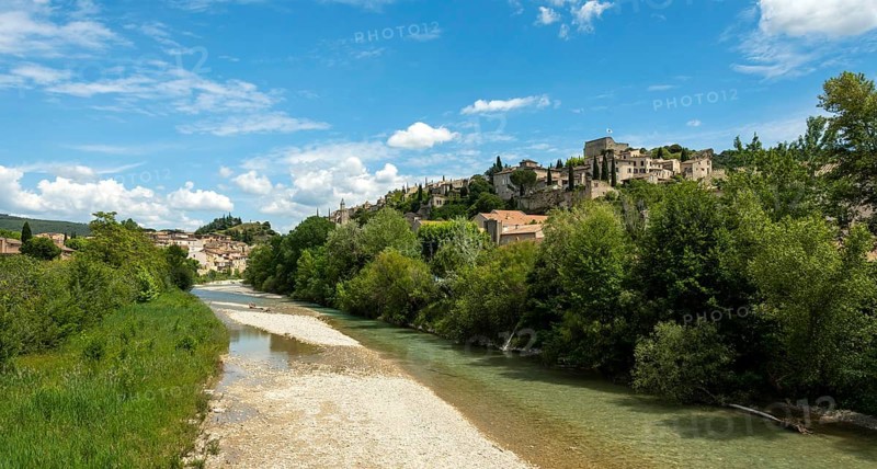 Vaison-la-Romaine. Les Baronnies. The Ouveze river at the foot of the medieval city. Vaucluse. Provence-Alpes-Côte d'Azur. France