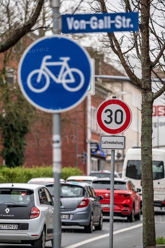 30 km/h zone on Herner Straße in Bochum Riemke to keep the air clean, ban on lorries driving through