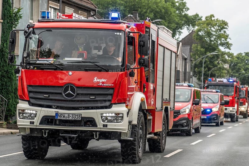 Fire engines from Essen, Mülheim and Oberhausen, with 140 firefighters, on the way to an emergency exercise, column journey with 30 emergency vehicles, with flashing blue lights and sirens, Essen, North Rhine-Westphalia