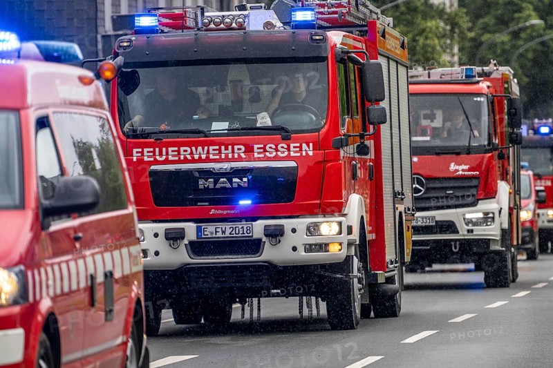 Fire engines from Essen, Mülheim and Oberhausen, with 140 firefighters, on the way to an emergency exercise, column journey with 30 emergency vehicles, with flashing blue lights and sirens, Essen, North Rhine-Westphalia