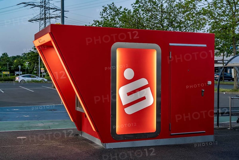 New ATM on the site of a shopping centre in Mülheim-Dümpten, free-standing, should be blast-proof, i.e. withstand blasting attempts by criminals, weighs 22 tonnes and is made of reinforced concrete, in March 2020 an ATM was blown up here, with a lot of accompanying damage, three blast-proof ATMs of the Sparkasse are to be built in MH, North Rhine-Westphalia, Germany, Europe