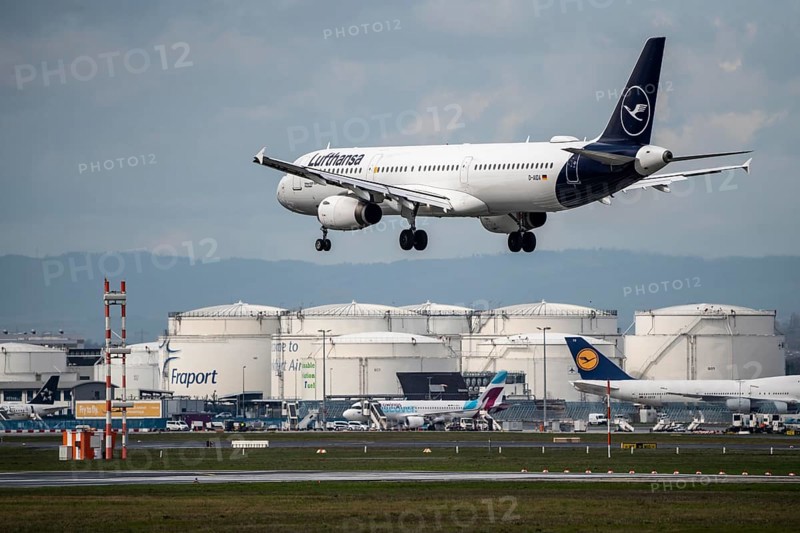 Lufthansa Airbus A321, D-AIDA, approaching Frankfurt am Main Airport, refuelling depot, aviation fuel, FRA, Hesse, Germany, Europe